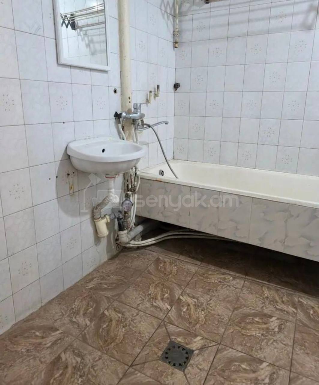 4 Սենյականոց Բնակարան Քարե Շենքում, 115քմ, 5/5 հարկ, Նորմալ Վիճակում, Կահավորված, Արևկող