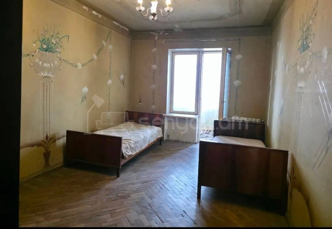 4 Սենյականոց Բնակարան Քարե Շենքում, 115քմ, 5/5 հարկ, Նորմալ Վիճակում, Կահավորված, Արևկող