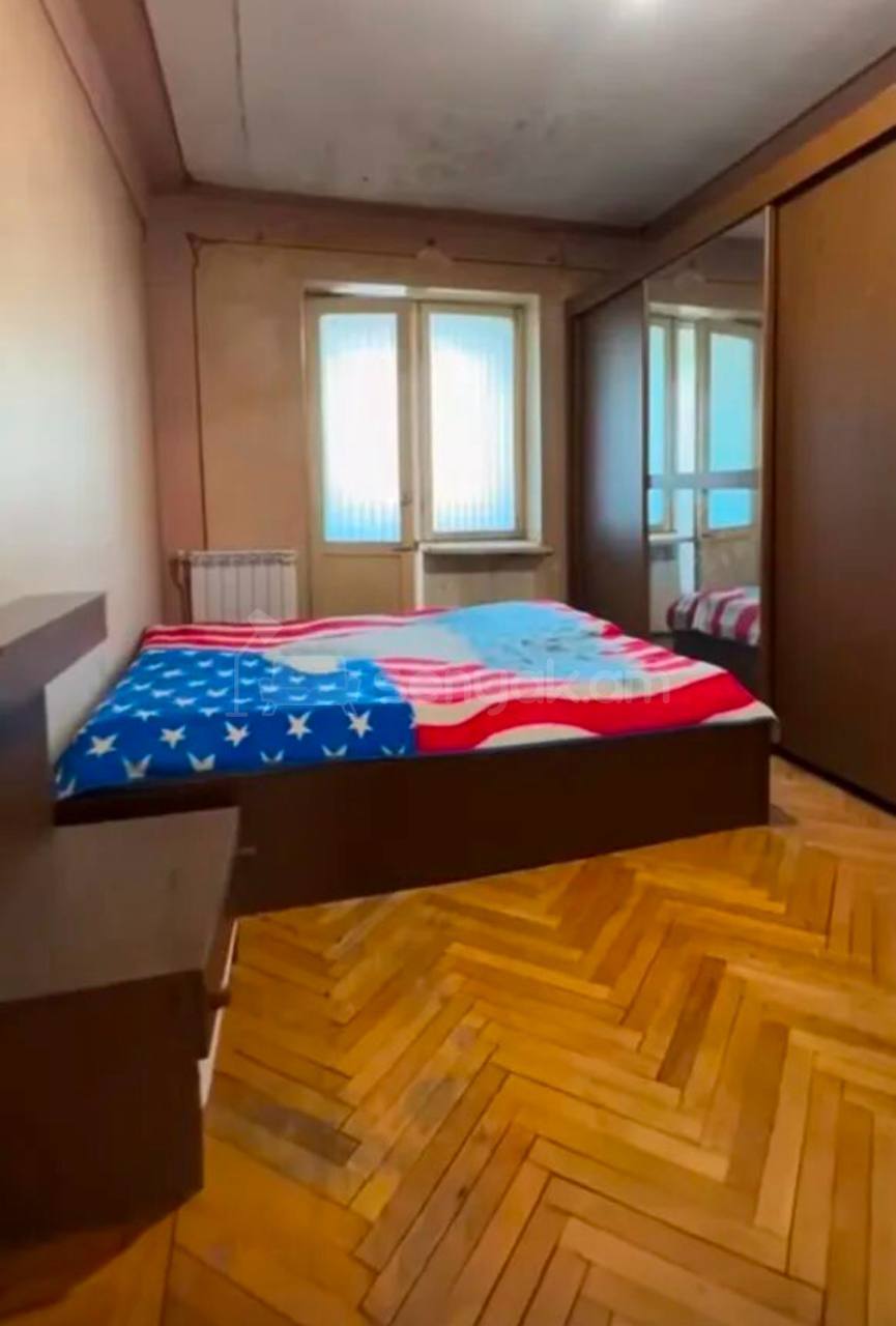 4 Սենյականոց Բնակարան Քարե Շենքում, 115քմ, 5/5 հարկ, Նորմալ Վիճակում, Կահավորված, Արևկող