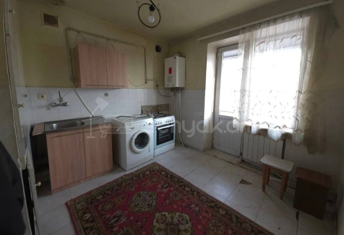 4 Սենյականոց Բնակարան Քարե Շենքում, 115քմ, 5/5 հարկ, Նորմալ Վիճակում, Կահավորված, Արևկող