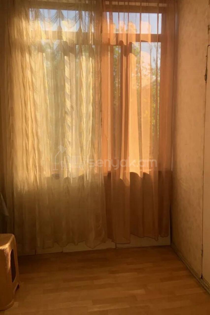 2 Սենյականոց Բնակարան Քարե Շենքում, 47քմ, 4/5 հարկ, Նորմալ Վիճակում, Կահավորված, Արևկող