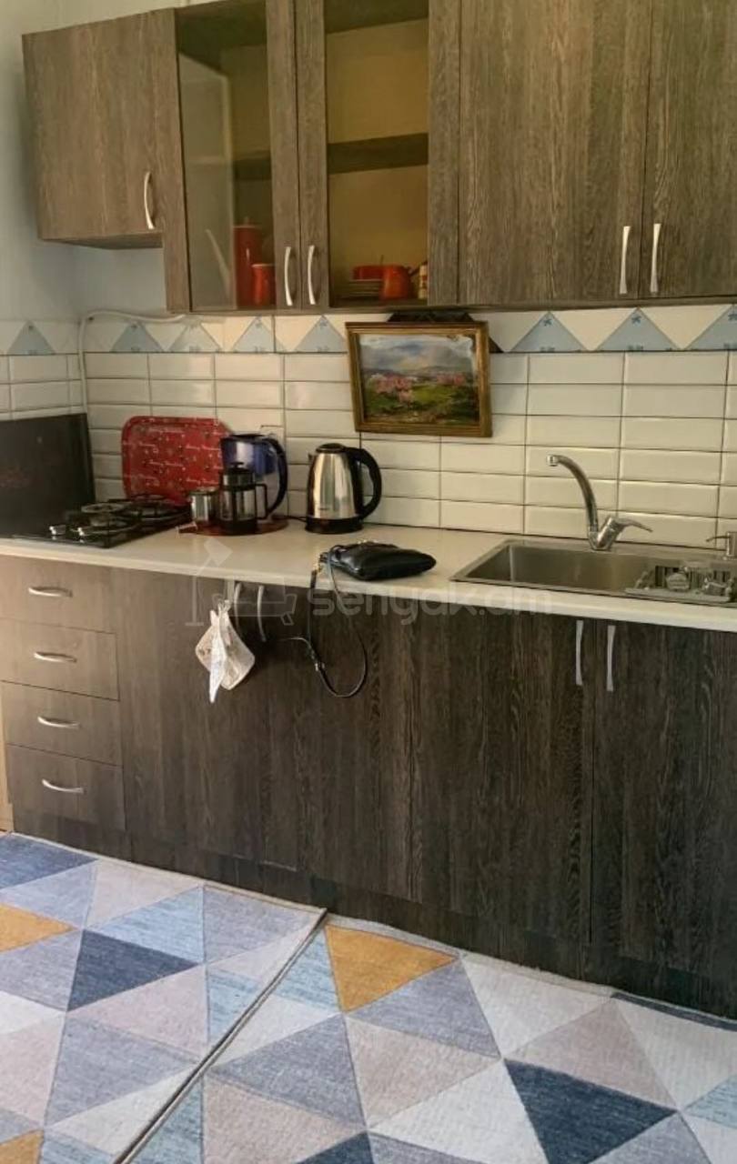 2 Սենյականոց Բնակարան Քարե Շենքում, 47քմ, 4/5 հարկ, Նորմալ Վիճակում, Կահավորված, Արևկող