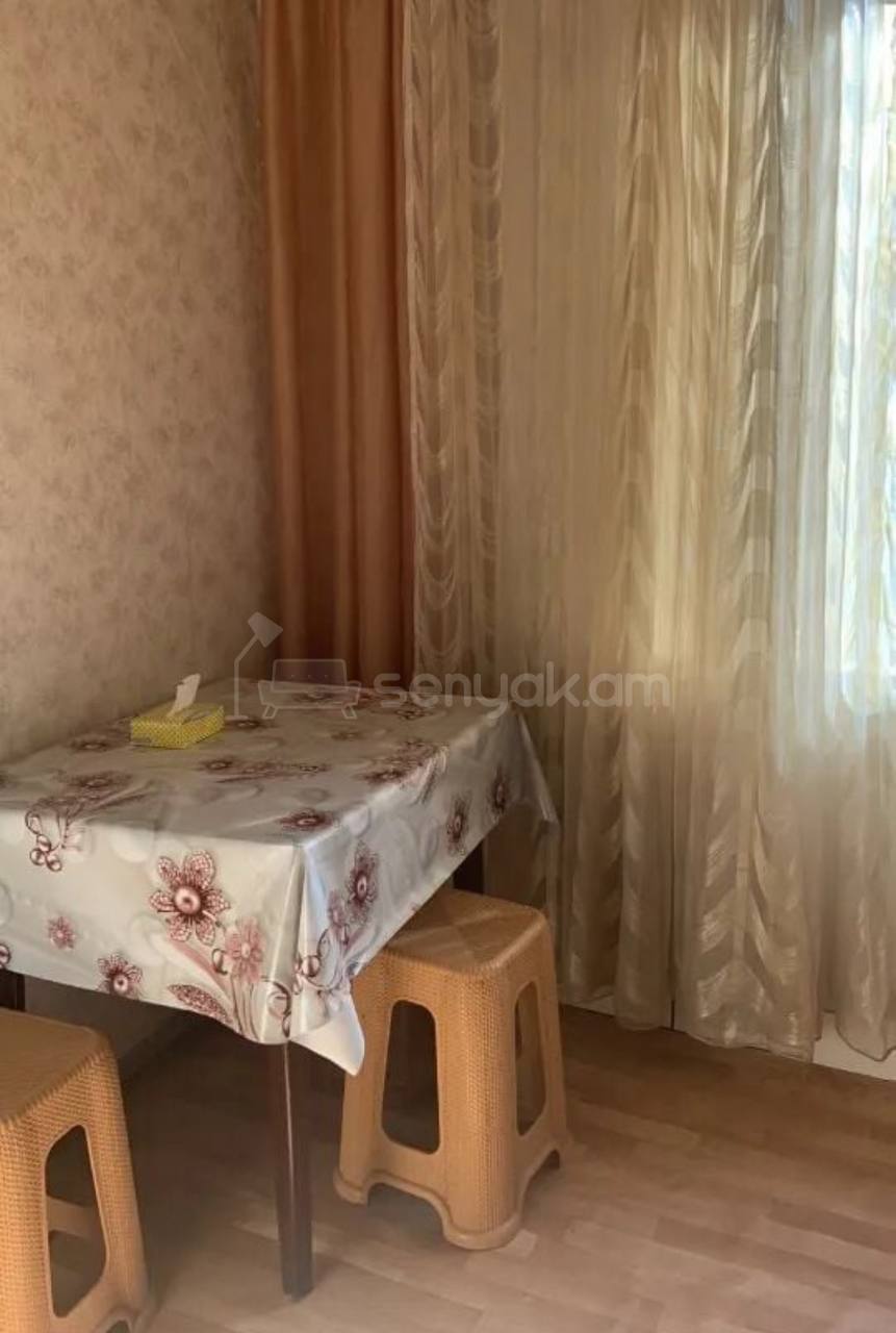 2 Սենյականոց Բնակարան Քարե Շենքում, 47քմ, 4/5 հարկ, Նորմալ Վիճակում, Կահավորված, Արևկող