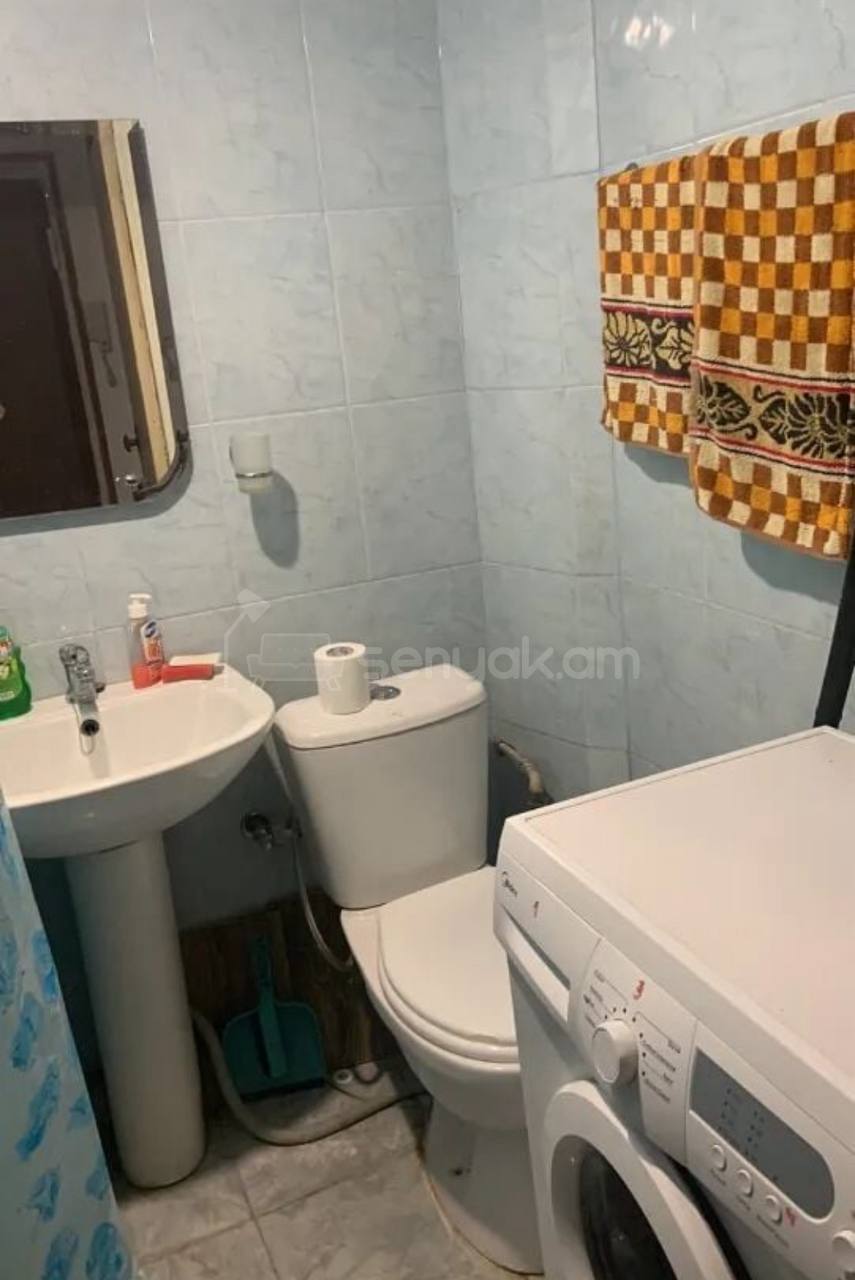 2 Սենյականոց Բնակարան Քարե Շենքում, 47քմ, 4/5 հարկ, Նորմալ Վիճակում, Կահավորված, Արևկող