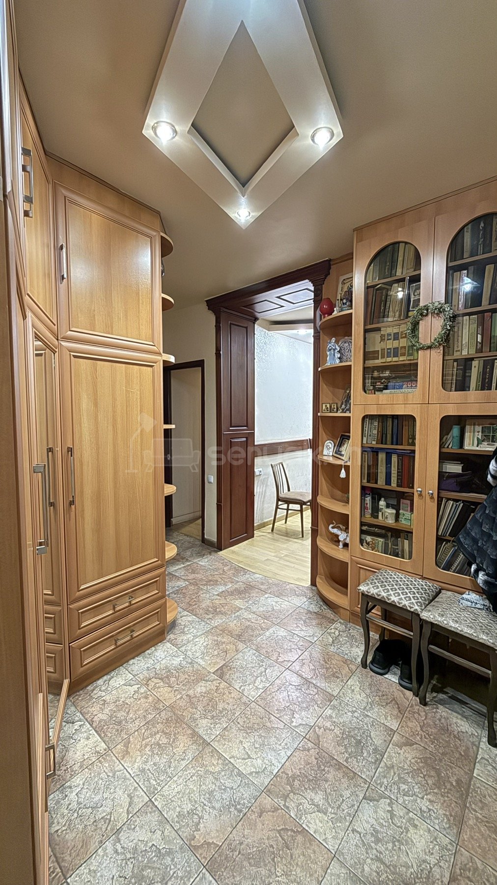 4 Սենյականոց Բնակարան Քարե Շենքում, 85քմ, 2/5 հարկ, Նորմալ Վիճակում