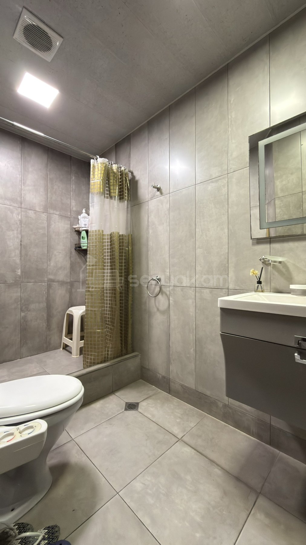 4 Սենյականոց Բնակարան Քարե Շենքում, 85քմ, 2/5 հարկ, Նորմալ Վիճակում