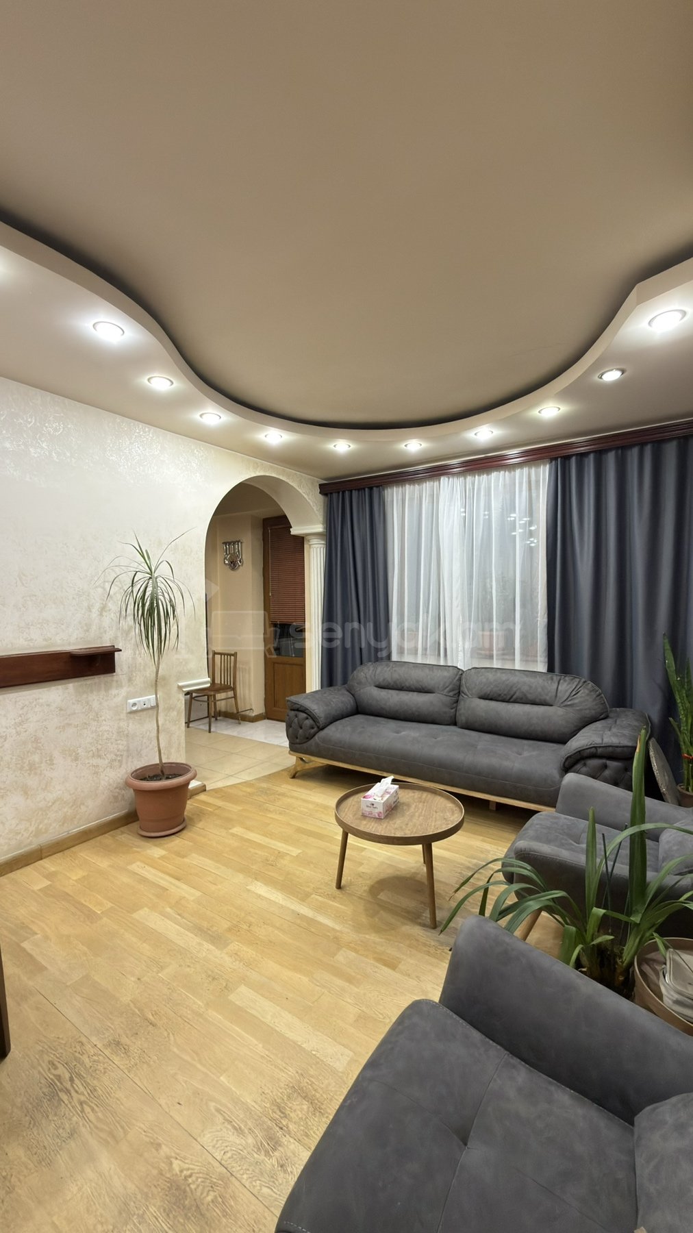 4 Սենյականոց Բնակարան Քարե Շենքում, 85քմ, 2/5 հարկ, Նորմալ Վիճակում