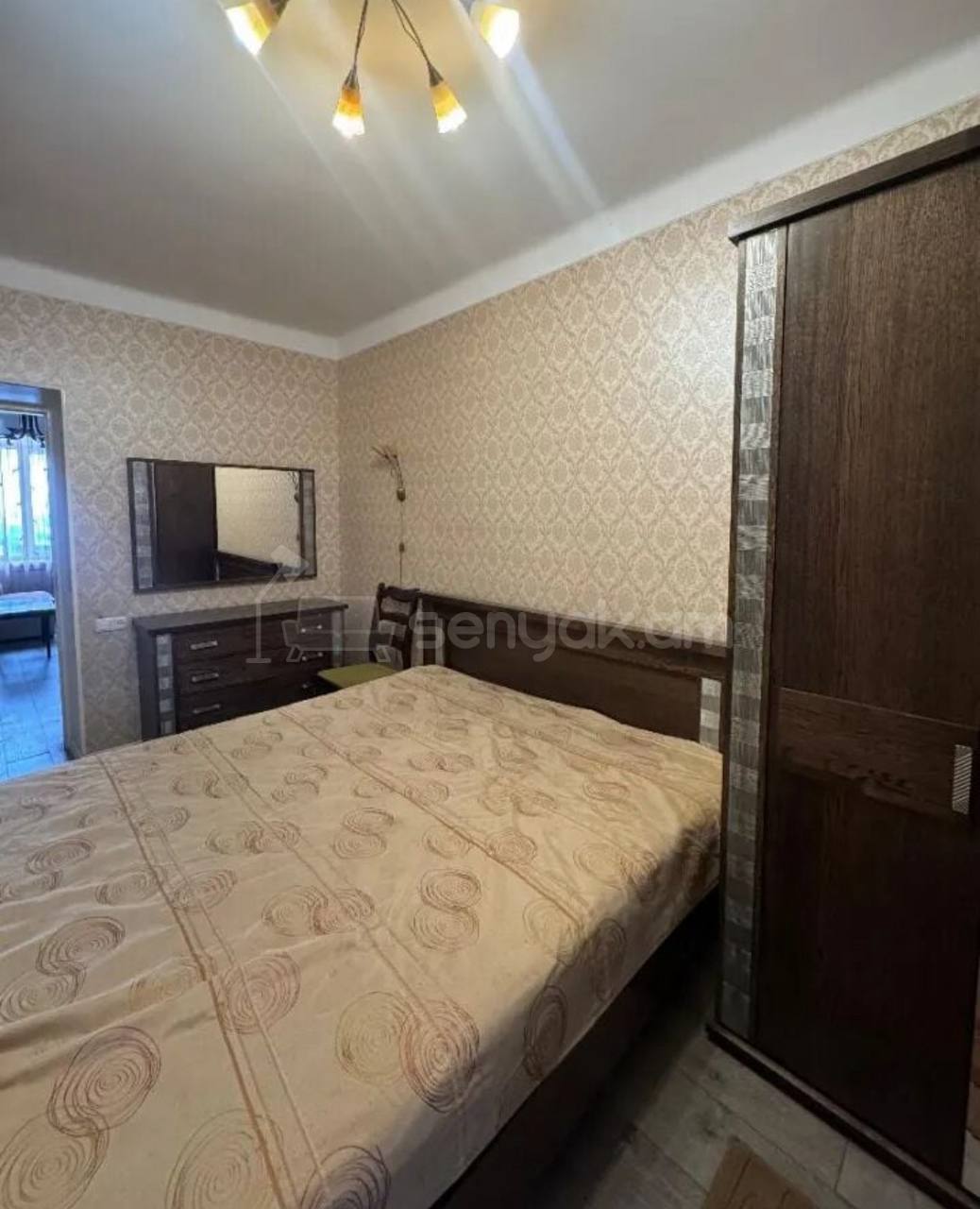 3 Սենյականոց Բնակարան Քարե Շենքում, 42քմ, 3/5 հարկ, Նորմալ Վիճակում, Կահավորված, Արևկող