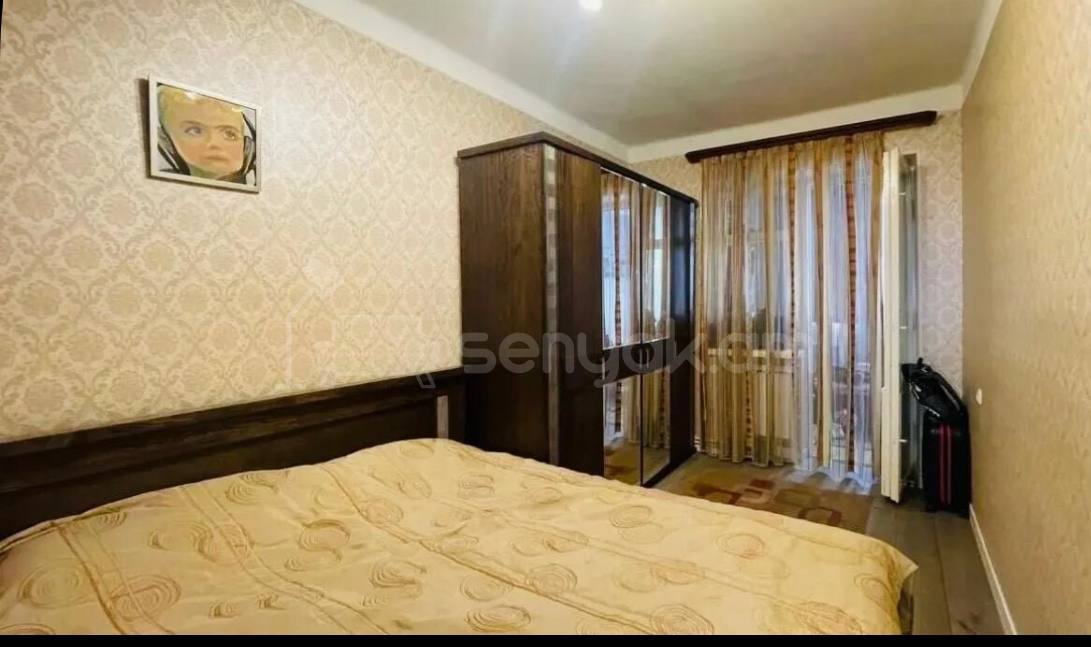 3 Սենյականոց Բնակարան Քարե Շենքում, 42քմ, 3/5 հարկ, Նորմալ Վիճակում, Կահավորված, Արևկող