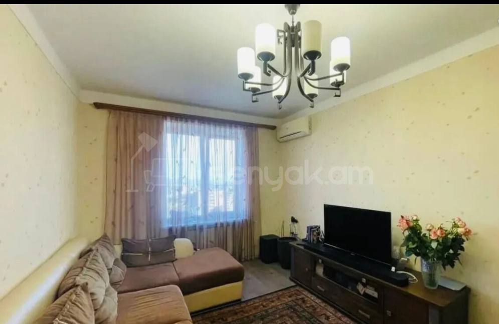 3 Սենյականոց Բնակարան Քարե Շենքում, 42քմ, 3/5 հարկ, Նորմալ Վիճակում, Կահավորված, Արևկող