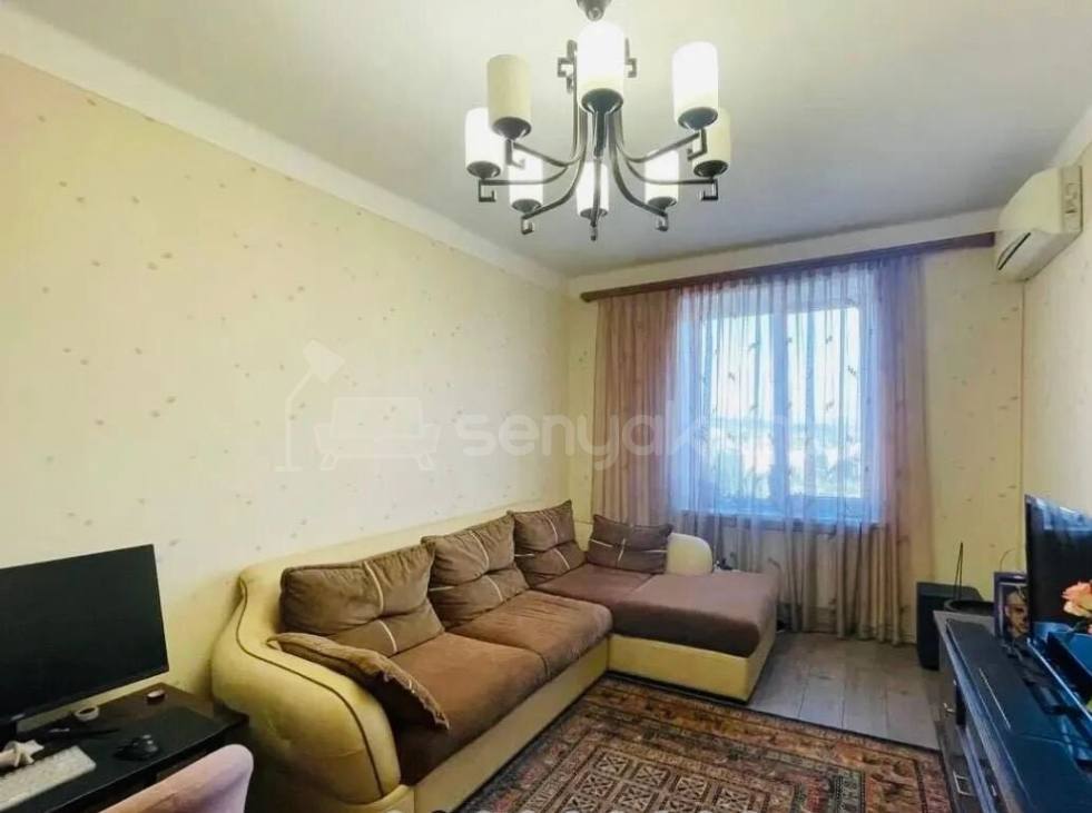 3 Սենյականոց Բնակարան Քարե Շենքում, 42քմ, 3/5 հարկ, Նորմալ Վիճակում, Կահավորված, Արևկող