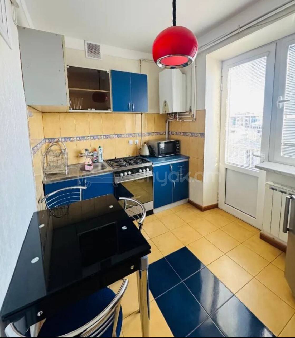 3 Սենյականոց Բնակարան Քարե Շենքում, 42քմ, 3/5 հարկ, Նորմալ Վիճակում, Կահավորված, Արևկող