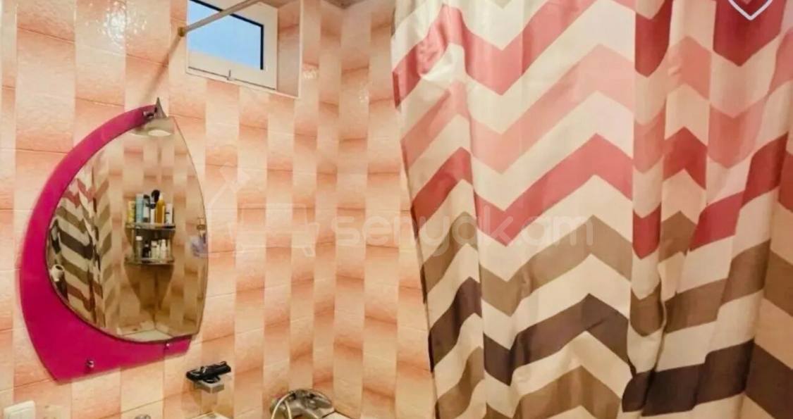 3 Սենյականոց Բնակարան Քարե Շենքում, 42քմ, 3/5 հարկ, Նորմալ Վիճակում, Կահավորված, Արևկող