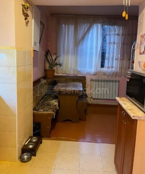 3 Սենյականոց Բնակարան Քարե Շենքում, 72քմ, 1/4 հարկ, Կոսմետիկ Վերանորոգված