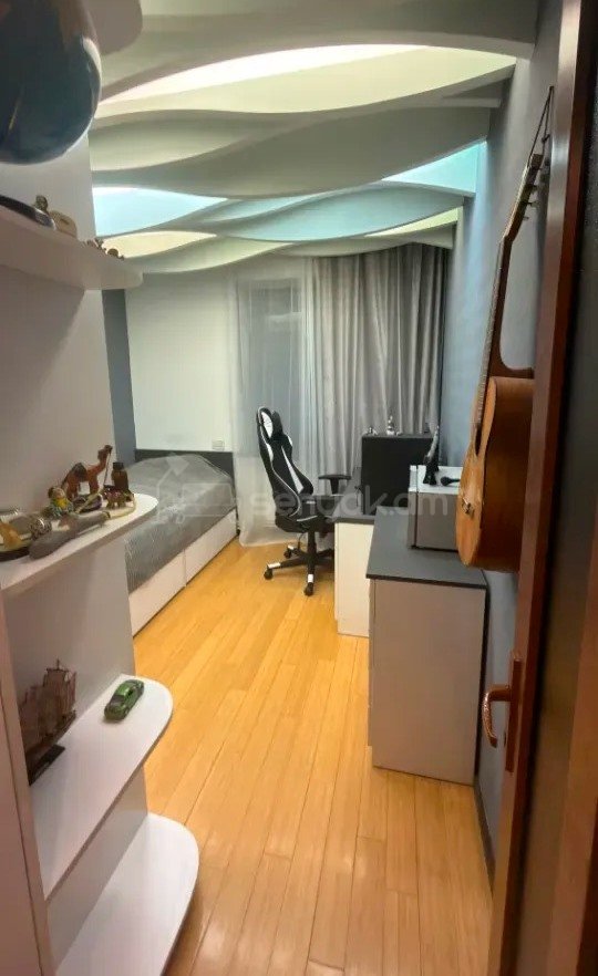 4 Սենյականոց Բնակարան Քարե Շենքում, 107քմ, 5/5 հարկ, Կապիտալ Վերանորոգված