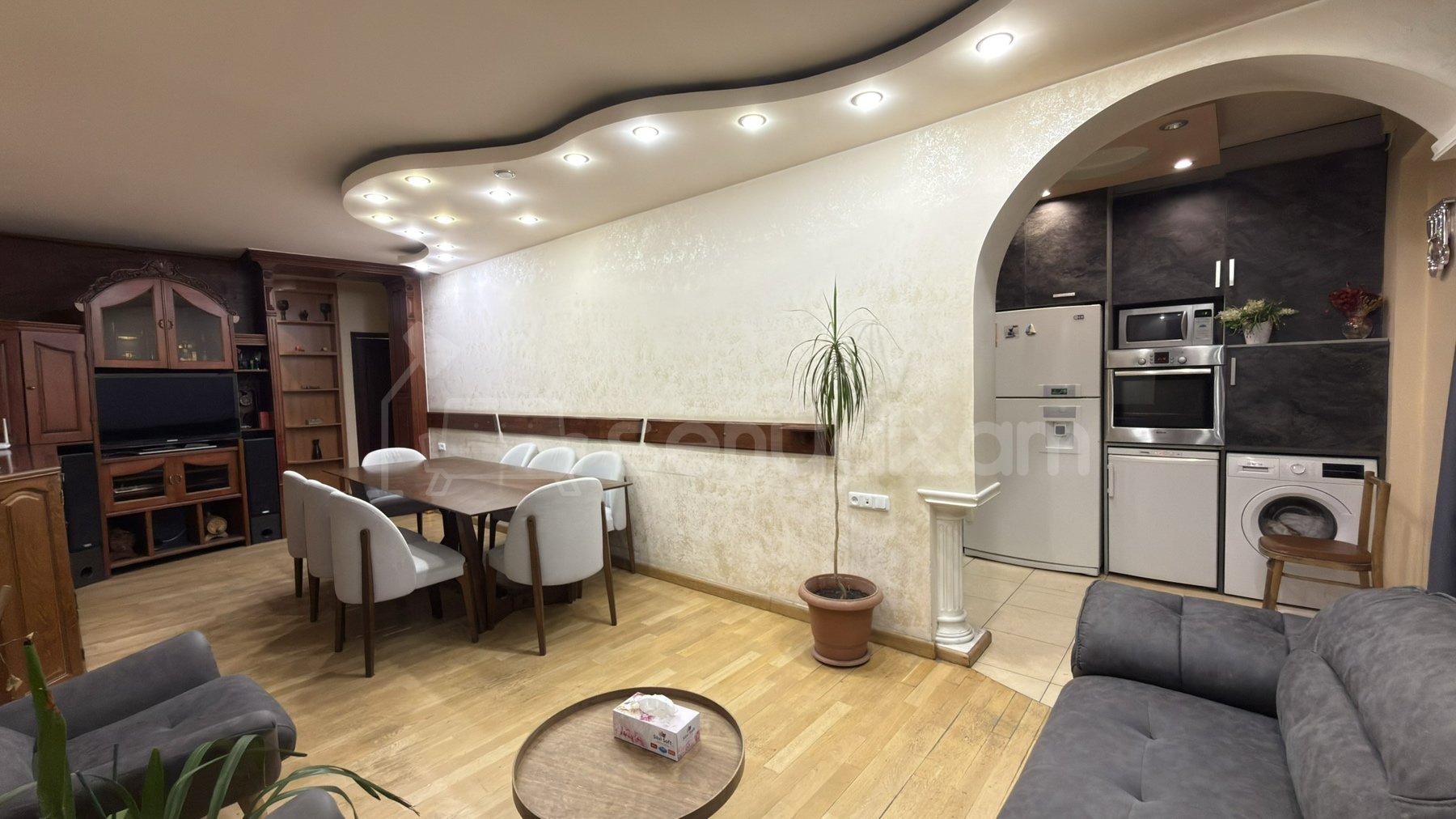 4 Սենյականոց Բնակարան Քարե Շենքում, 85քմ, 2/5 հարկ, Կապիտալ Վերանորոգված