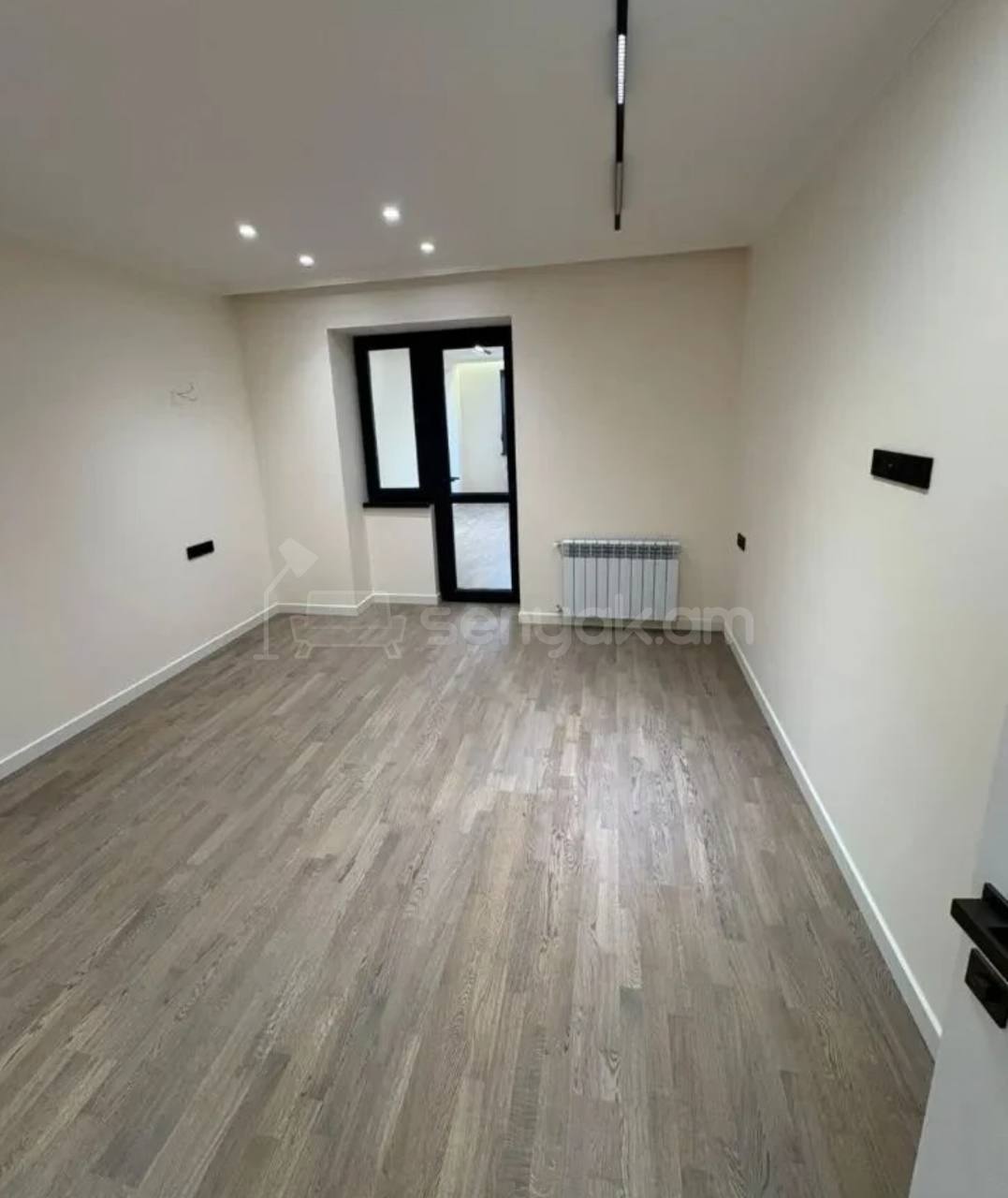 3 Սենյականոց Բնակարան Քարե Շենքում, 107քմ, 2/5 հարկ, Կապիտալ Վերանորոգված