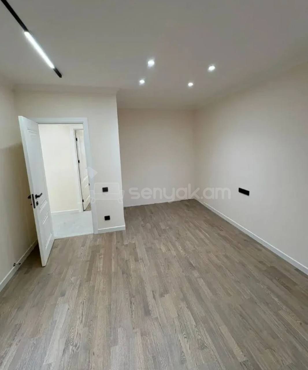 3 Սենյականոց Բնակարան Քարե Շենքում, 107քմ, 2/5 հարկ, Կապիտալ Վերանորոգված