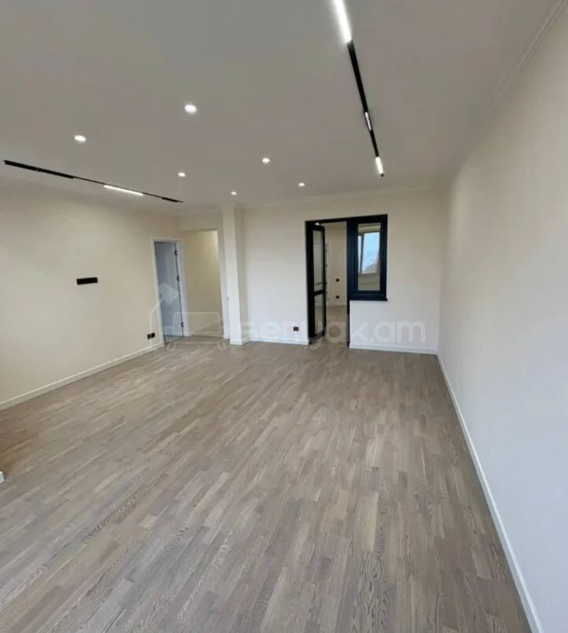 3 Սենյականոց Բնակարան Քարե Շենքում, 107քմ, 2/5 հարկ, Կապիտալ Վերանորոգված