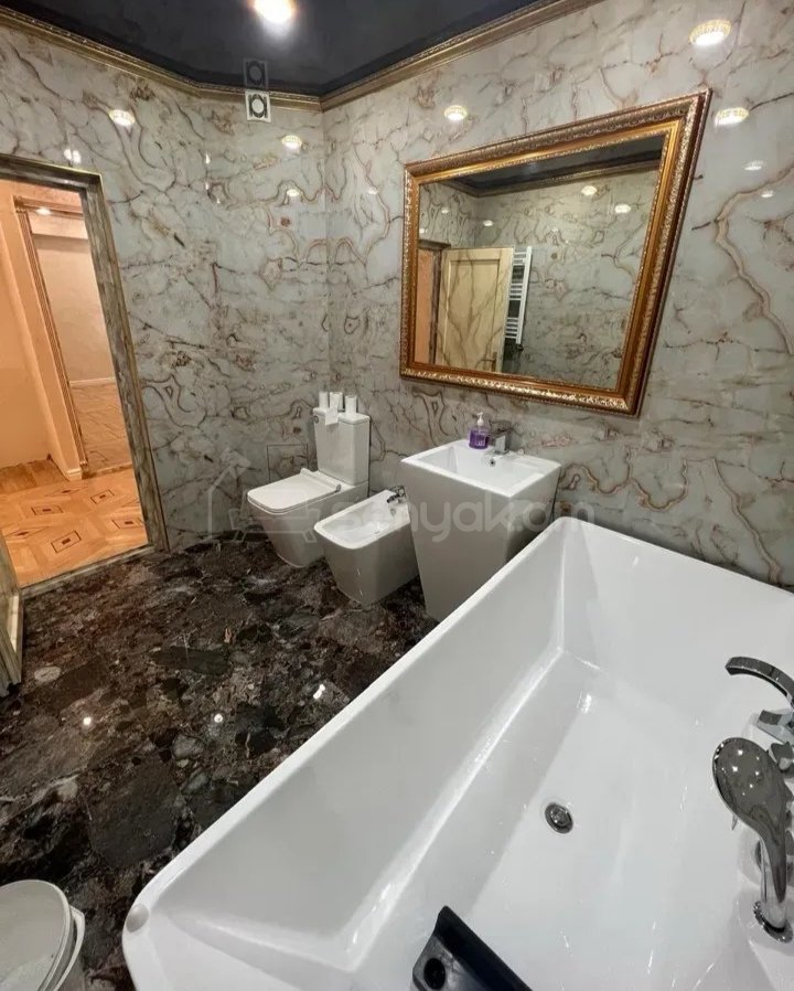 4 Սենյականոց Բնակարան, 150քմ, 2/10 հարկ, Նորմալ Վիճակում, Կահավորված