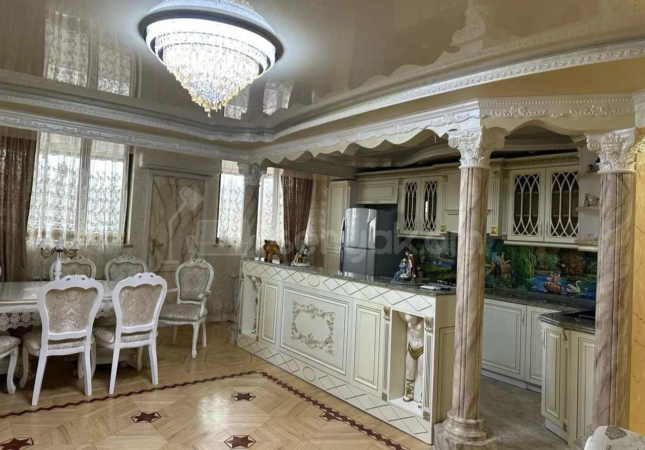 4 Սենյականոց Բնակարան, 150քմ, 2/10 հարկ, Նորմալ Վիճակում, Կահավորված