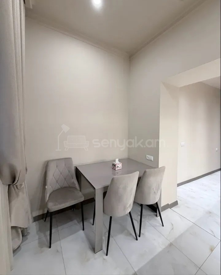 3 Սենյականոց Բնակարան Քարե Շենքում, 70քմ, 1/4 հարկ, Կապիտալ Վերանորոգված, Կահավորված