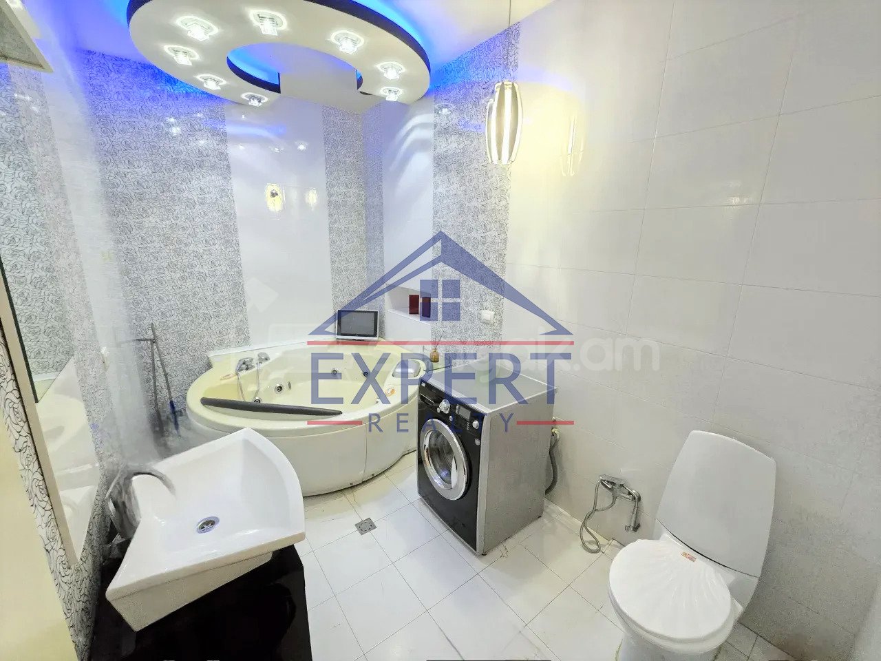 3 Սենյականոց Բնակարան Քարե Շենքում, 118քմ, 3/3 հարկ, Դիզայներական Վերանորոգված, Կահավորված, Արևկող