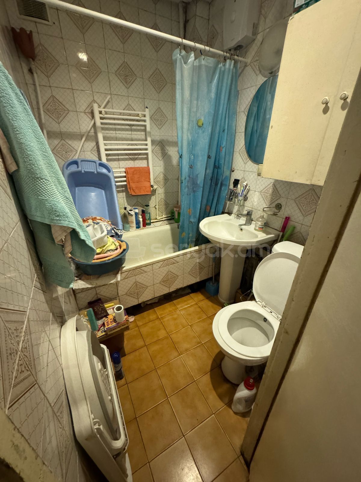 3 Սենյականոց Բնակարան Քարե Շենքում, 70քմ, 2/5 հարկ, Նորմալ Վիճակում