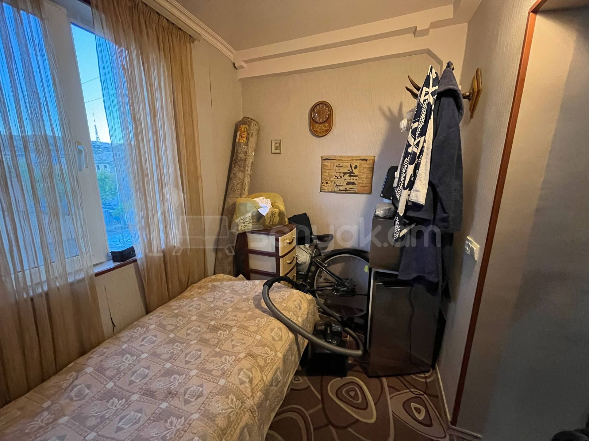 3 Սենյականոց Բնակարան Քարե Շենքում, 79քմ, 3/5 հարկ, Նորմալ Վիճակում, Կահավորված, Արևկող