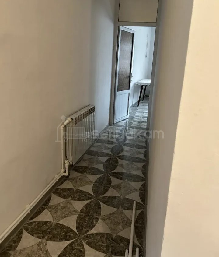 1 Սենյականոց Բնակարան Քարե Շենքում, 45քմ, 2/4 հարկ, Նորմալ Վիճակում, Կահավորված, Արևկող