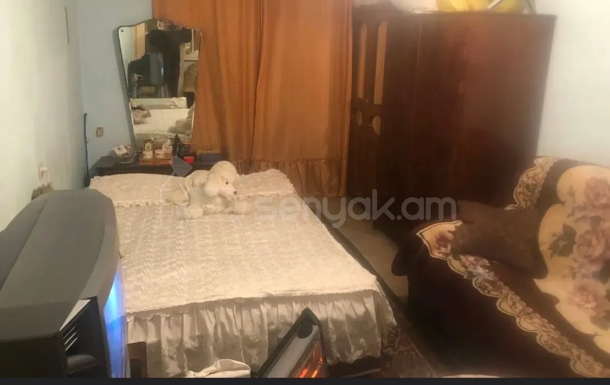 1 Սենյականոց Բնակարան Քարե Շենքում, 40քմ, 1/4 հարկ, Նորմալ Վիճակում, Կահավորված, Արևկող