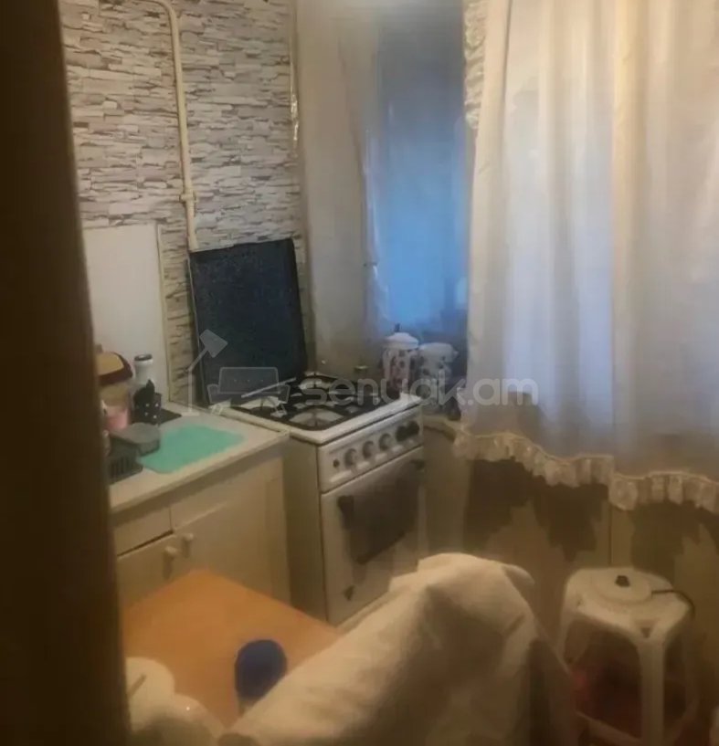 1 Սենյականոց Բնակարան Քարե Շենքում, 40քմ, 1/4 հարկ, Նորմալ Վիճակում, Կահավորված, Արևկող