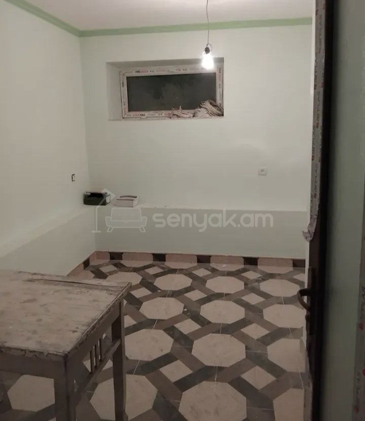 2 Սենյականոց Բնակարան Քարե Շենքում, 53քմ, 1/4 հարկ, Նորմալ Վիճակում, Կահավորված, Արևկող