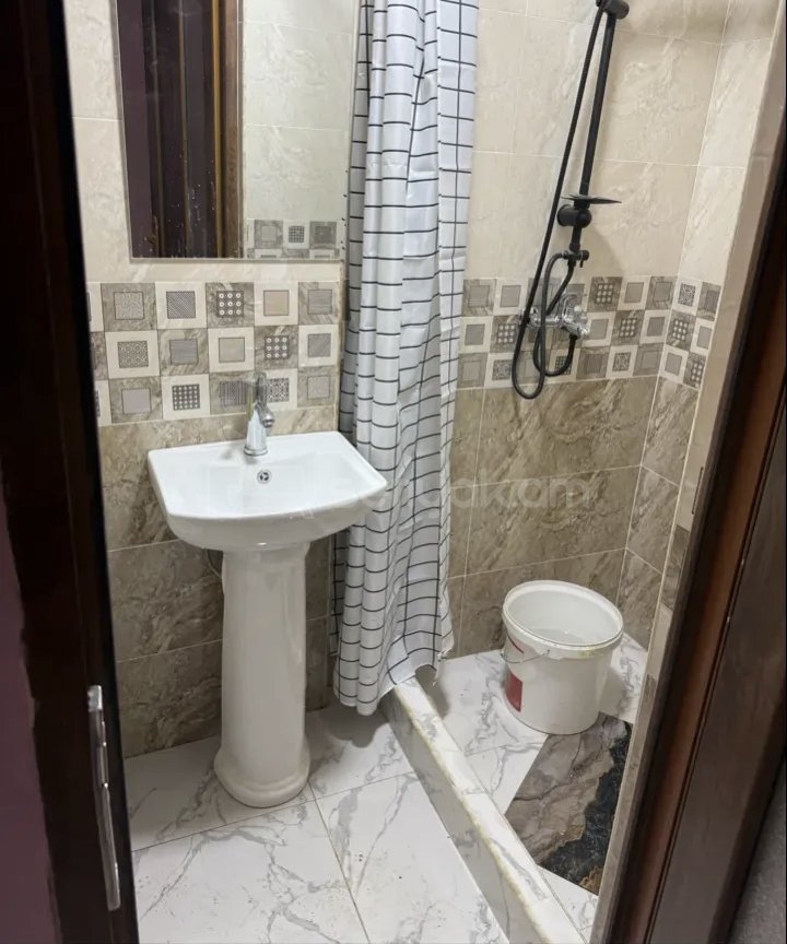 2 Սենյականոց Բնակարան Քարե Շենքում, 53քմ, 1/4 հարկ, Նորմալ Վիճակում, Կահավորված, Արևկող