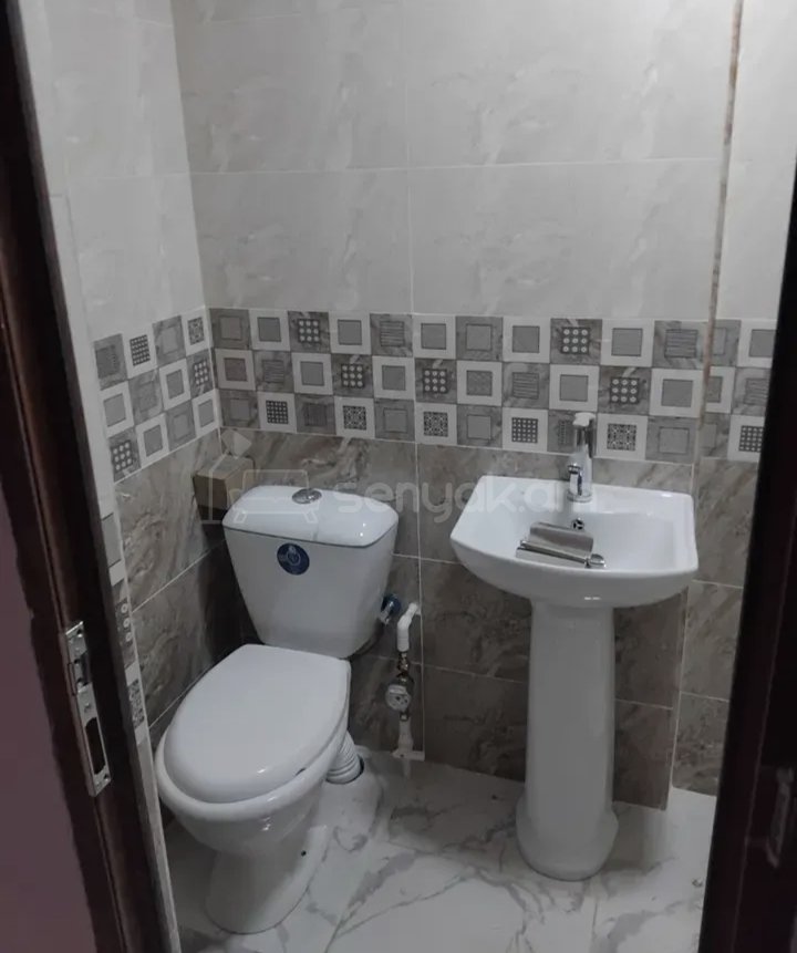 2 Սենյականոց Բնակարան Քարե Շենքում, 53քմ, 1/4 հարկ, Նորմալ Վիճակում, Կահավորված, Արևկող