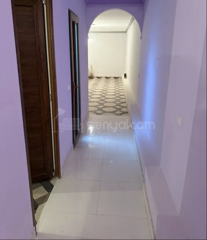 2 Սենյականոց Բնակարան Քարե Շենքում, 53քմ, 1/4 հարկ, Նորմալ Վիճակում, Կահավորված, Արևկող