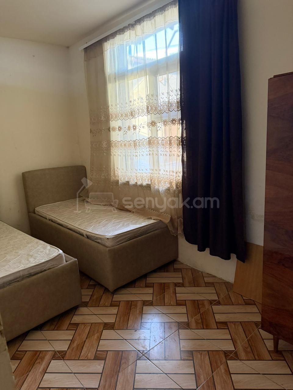 2 Սենյականոց Բնակարան Քարե Շենքում, 48քմ, 1/1 հարկ, Նորմալ Վիճակում, Կահավորված