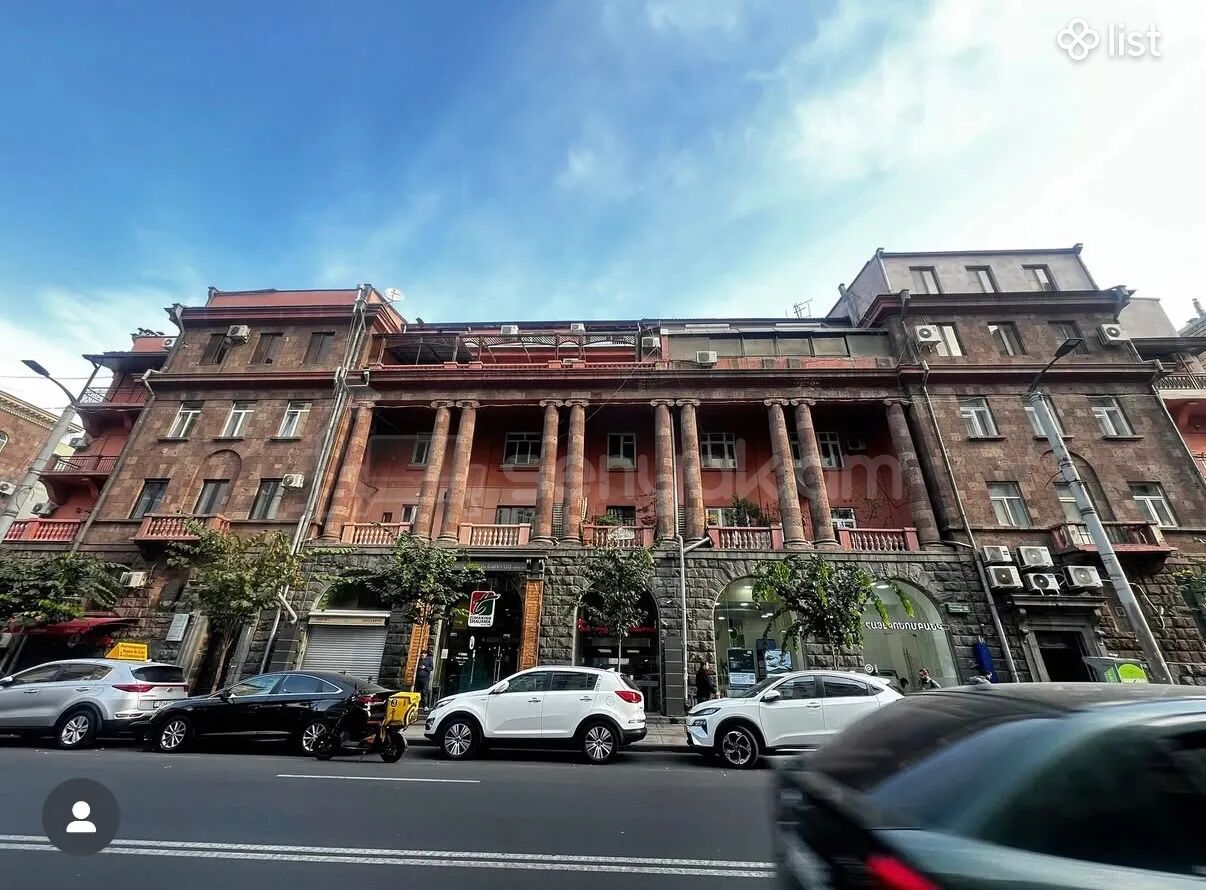 4 Սենյականոց Բնակարան Քարե Շենքում, 130քմ, 2/4 հարկ, Նորմալ Վիճակում