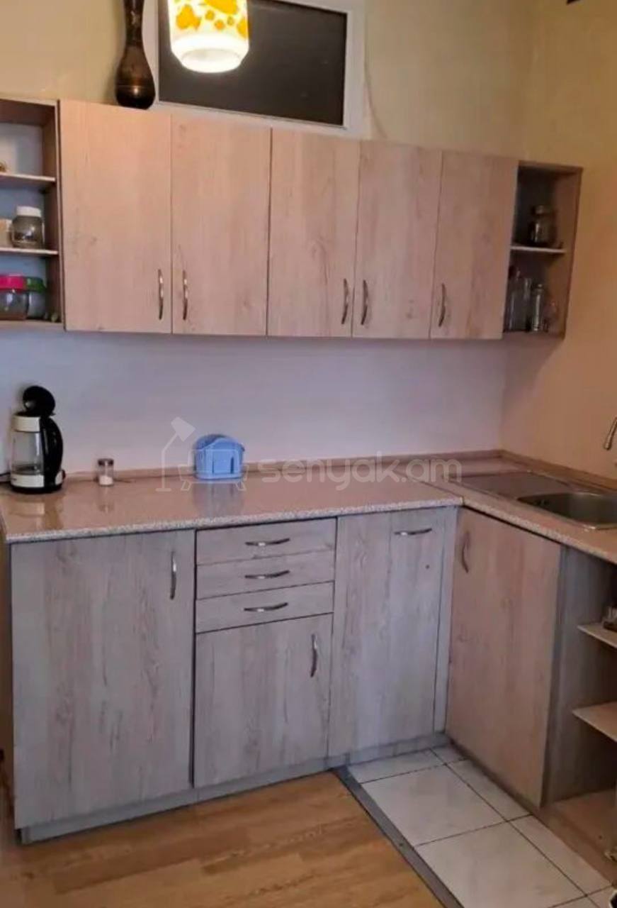 2 Սենյականոց Բնակարան Քարե Շենքում, 63քմ, 5/5 հարկ, Նորմալ Վիճակում, Կահավորված, Արևկող