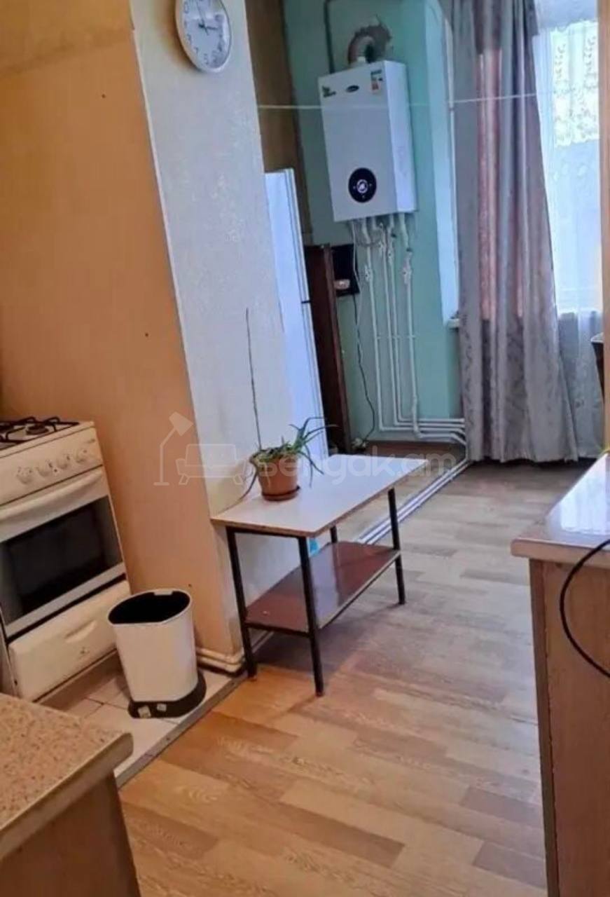 2 Սենյականոց Բնակարան Քարե Շենքում, 63քմ, 5/5 հարկ, Նորմալ Վիճակում, Կահավորված, Արևկող