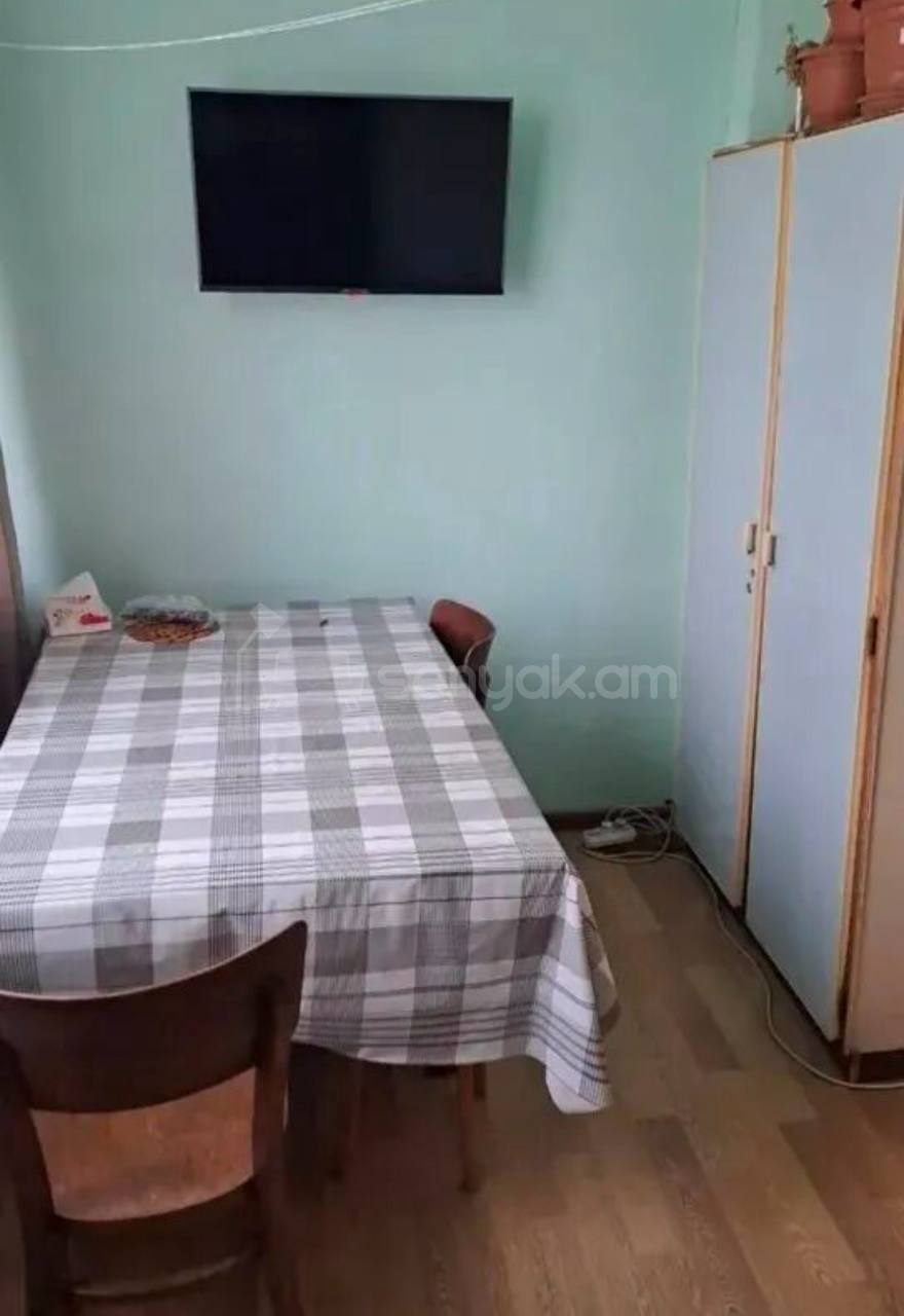 2 Սենյականոց Բնակարան Քարե Շենքում, 63քմ, 5/5 հարկ, Նորմալ Վիճակում, Կահավորված, Արևկող