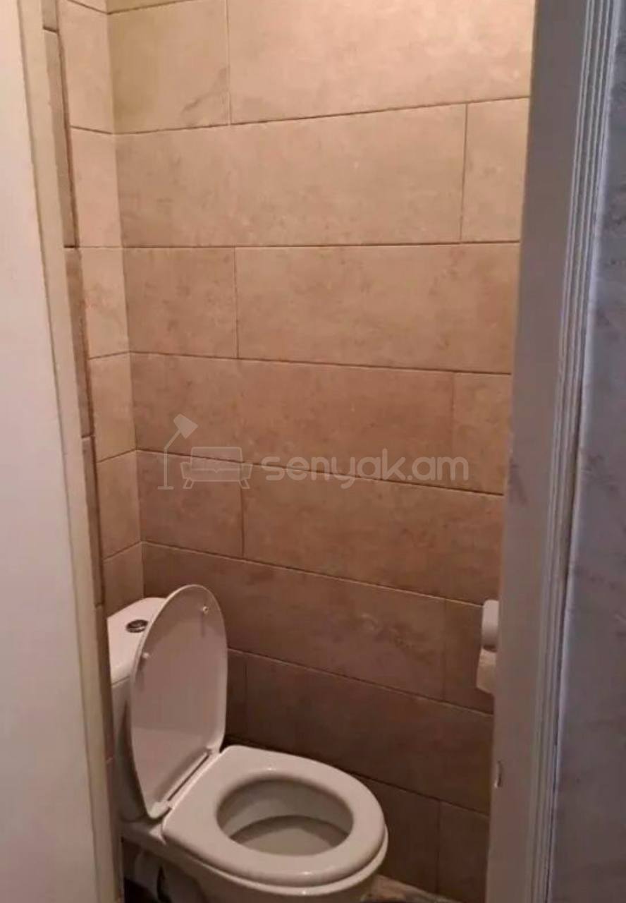 2 Սենյականոց Բնակարան Քարե Շենքում, 63քմ, 5/5 հարկ, Նորմալ Վիճակում, Կահավորված, Արևկող