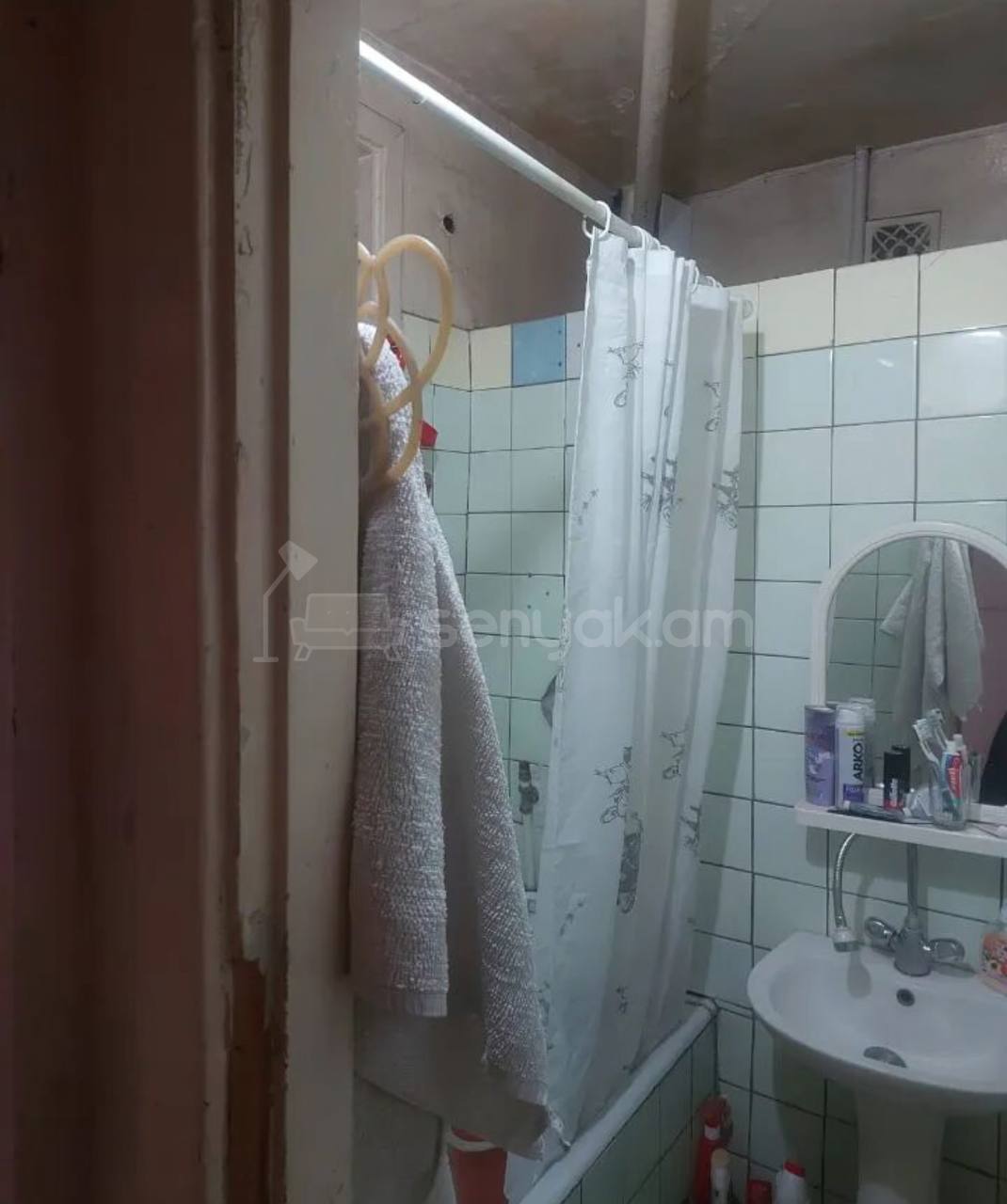 3 Սենյականոց Բնակարան Քարե Շենքում, 80քմ, 4/5 հարկ, Նորմալ Վիճակում, Կահավորված, Արևկող