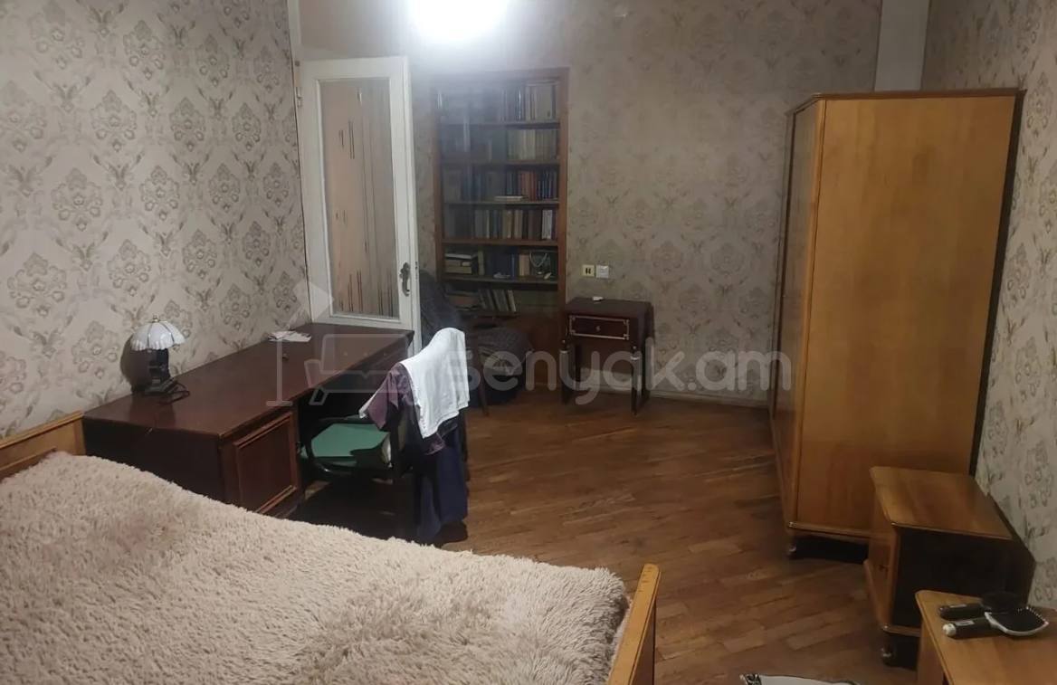 3 Սենյականոց Բնակարան Քարե Շենքում, 80քմ, 4/5 հարկ, Նորմալ Վիճակում, Կահավորված, Արևկող