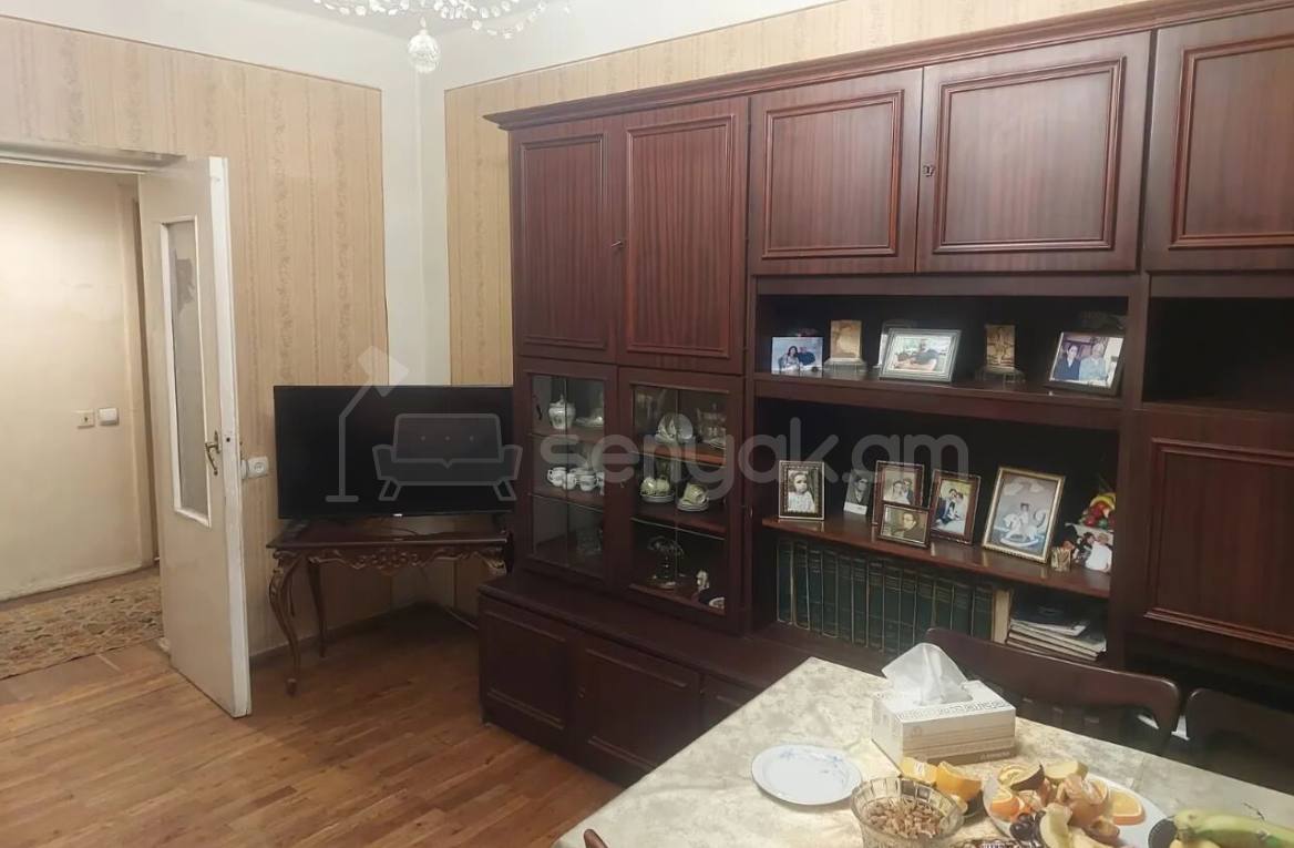 3 Սենյականոց Բնակարան Քարե Շենքում, 80քմ, 4/5 հարկ, Նորմալ Վիճակում, Կահավորված, Արևկող