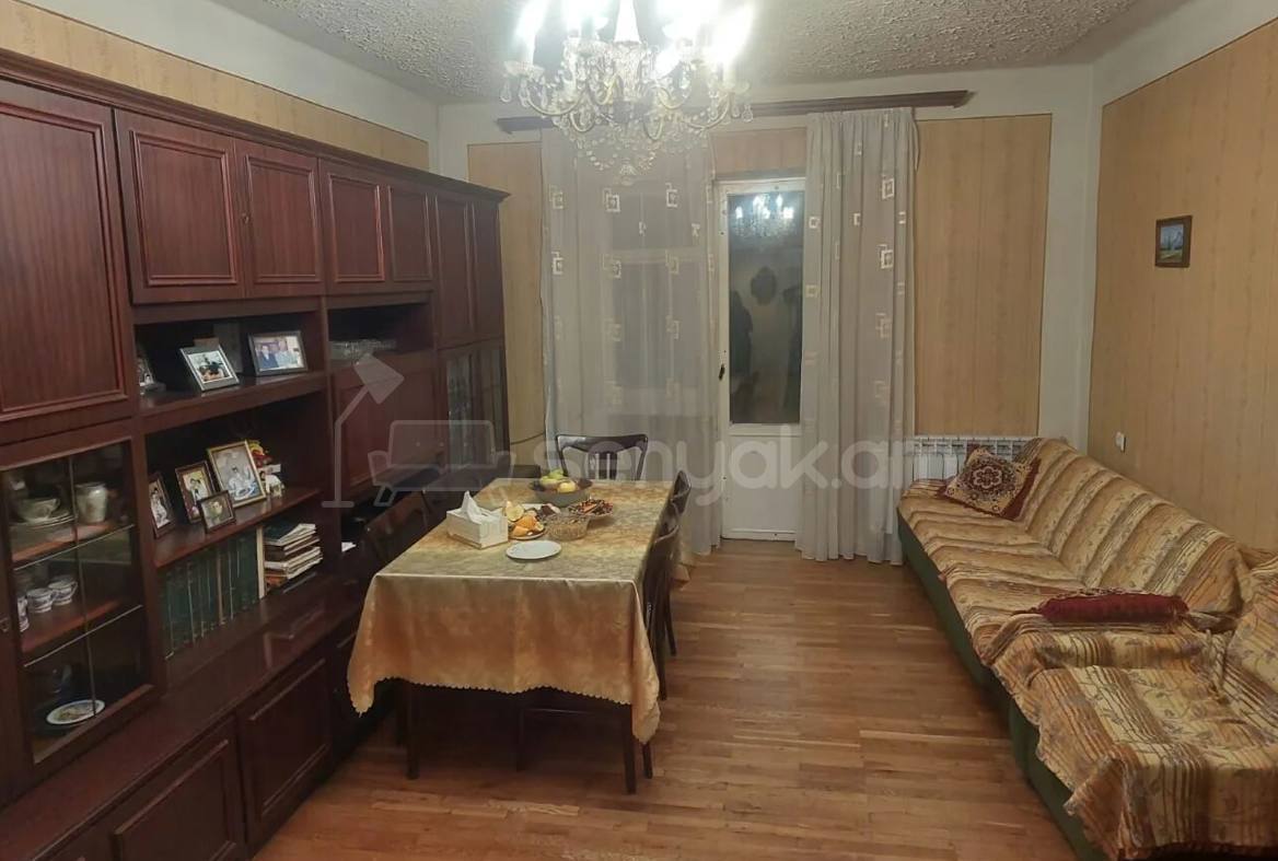 3 Սենյականոց Բնակարան Քարե Շենքում, 80քմ, 4/5 հարկ, Նորմալ Վիճակում, Կահավորված, Արևկող