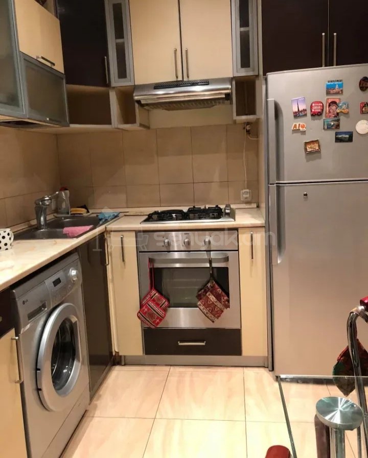 3 Սենյականոց Բնակարան Քարե Շենքում, 60քմ, 5/5 հարկ, Նորմալ Վիճակում, Կահավորված