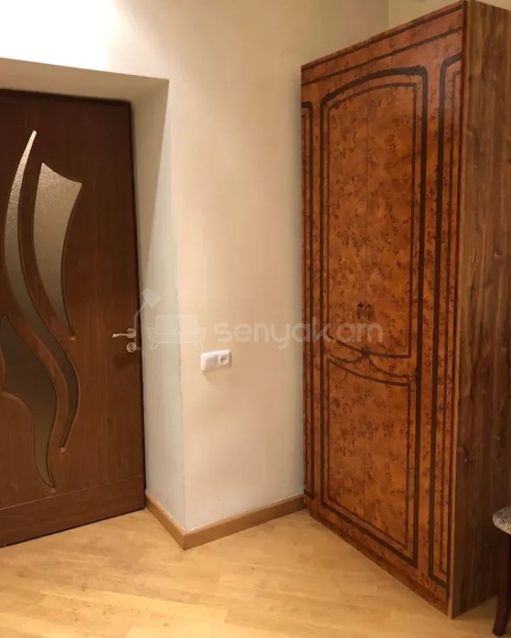 3 Սենյականոց Բնակարան Քարե Շենքում, 60քմ, 5/5 հարկ, Նորմալ Վիճակում, Կահավորված