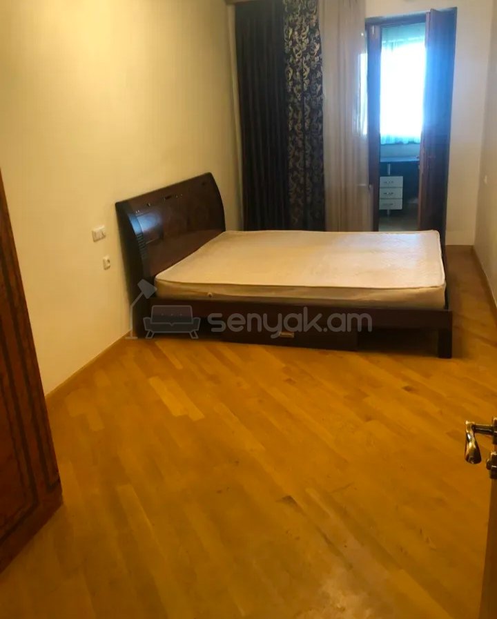 3 Սենյականոց Բնակարան Քարե Շենքում, 60քմ, 5/5 հարկ, Նորմալ Վիճակում, Կահավորված