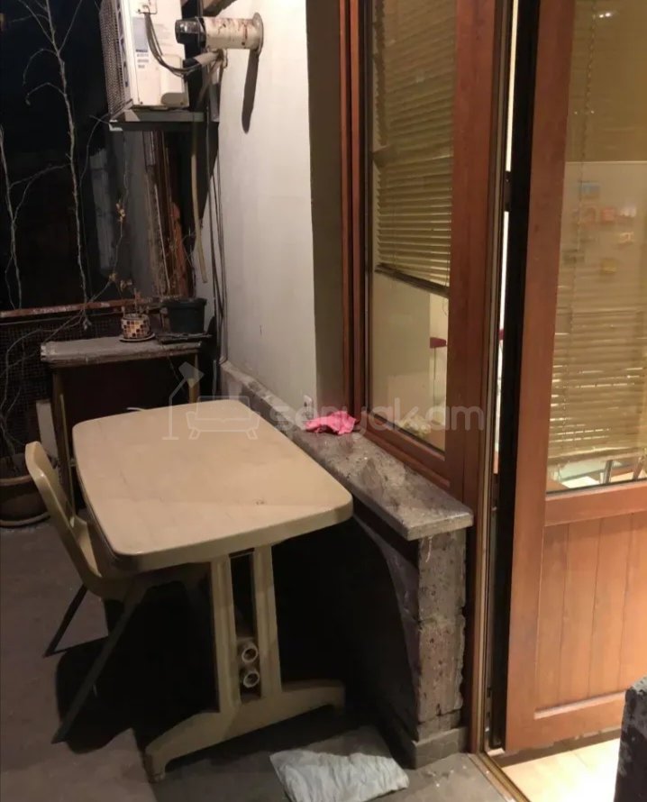 3 Սենյականոց Բնակարան Քարե Շենքում, 60քմ, 5/5 հարկ, Նորմալ Վիճակում, Կահավորված